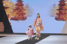 Đông Nhi lần đầu diễn thời trang cùng con gái, biểu cảm bé Winnie gây chú ý