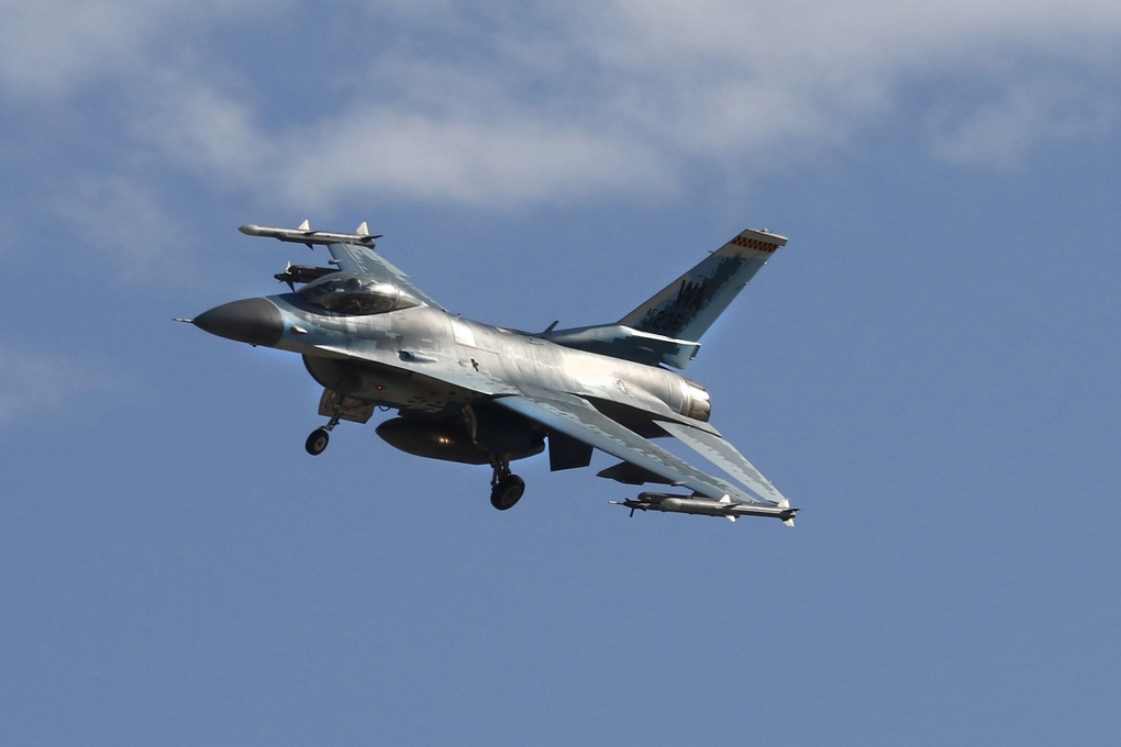 Tiêm kích F-16 Mỹ phát nổ khi lao đầu xuống đất ở Hàn Quốc - 1 Tiêm kích F-16 Mỹ phát nổ khi lao đầu xuống đất ở Hàn Quốc - 1