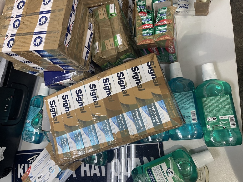 Tạm giữ 4 tiếp viên Vietnam Airlines xách 10kg ma túy từ Pháp về Việt Nam - 1 Tạm giữ 4 tiếp viên Vietnam Airlines xách 10kg ma túy từ Pháp về Việt Nam - 1