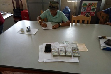 Bị bắt vì "nhận lệnh công ty" chuyển trái phép gần 35.000 USD qua biên giới