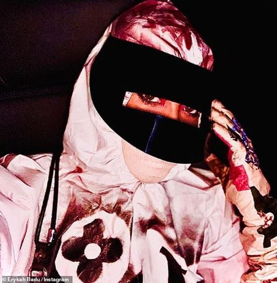 Phòng Covid-19, ca sĩ Mỹ che kín toàn thân khi lên nhận giải - 1 Phòng Covid-19, ca sĩ Mỹ che kín toàn thân khi lên nhận giải - 1