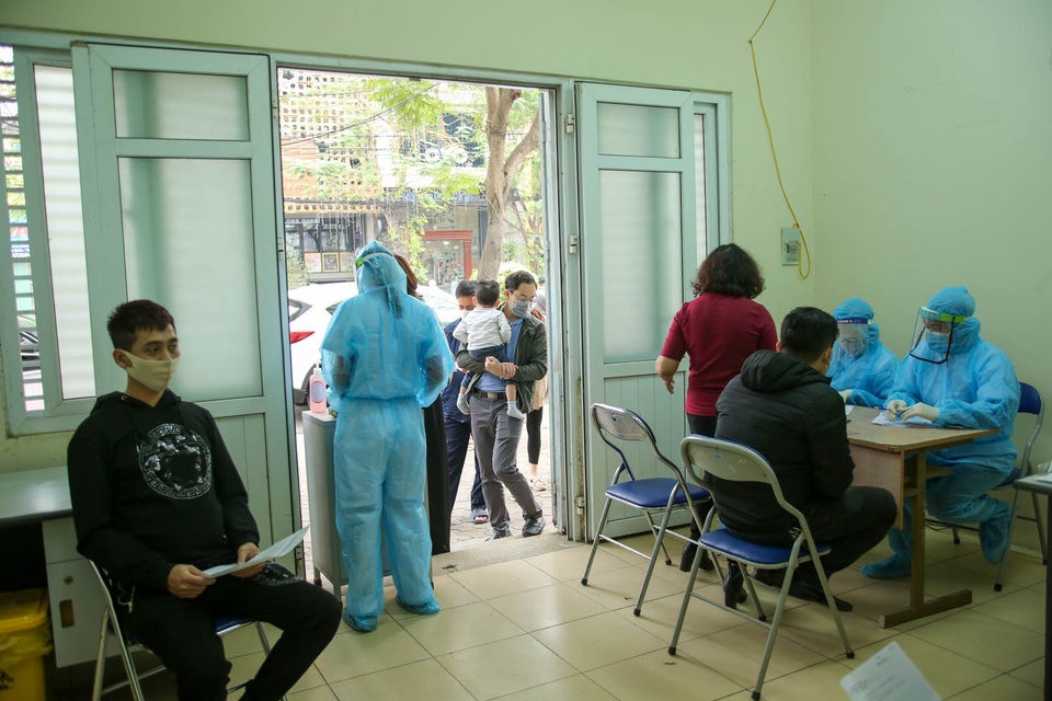 Hà Nội bắt đầu xét nghiệm Covid-19 toàn bộ người về từ Hải Dương - 4 Hà Nội bắt đầu xét nghiệm Covid-19 toàn bộ người về từ Hải Dương - 4