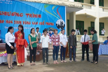 Nghệ An: Trao học bổng tới học sinh nghèo vùng cao