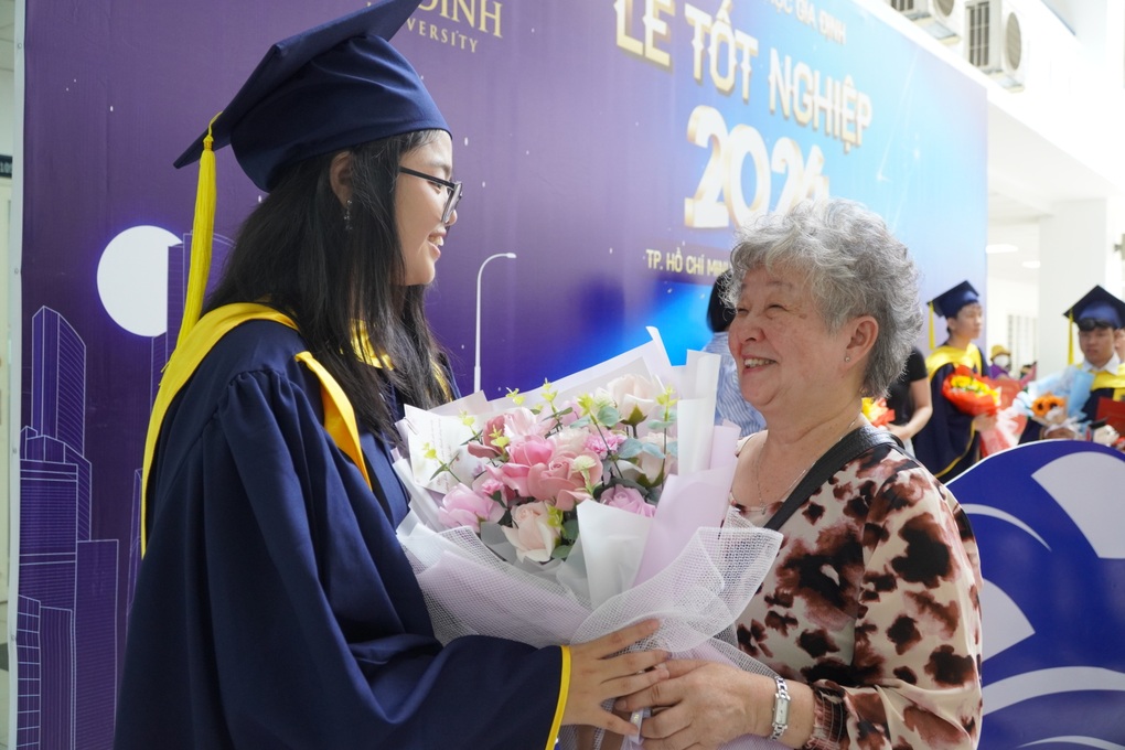 Nữ sinh kết nón hoa tốt nghiệp độc đáo, chưa ra trường đã có việc làm - 4 Nữ sinh kết nón hoa tốt nghiệp độc đáo, chưa ra trường đã có việc làm - 4