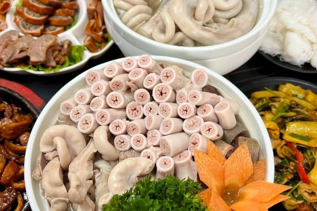 Quán Lòng Chát ở Hà Nội vắng khách, nhân viên nói hết lòng xe điếu - 2 Quán Lòng Chát ở Hà Nội vắng khách, nhân viên nói hết lòng xe điếu - 2