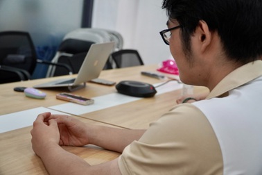 Vụ nợ học phí bị trường giữ học bạ 2 năm: "Là mẹ, tôi đau xót vô cùng"