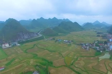 Khám phá vẻ đẹp gợi cảm của Núi Đôi Quản Bạ