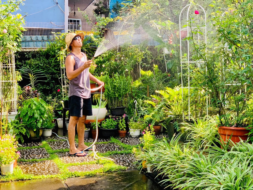Giảng viên về hưu làm vườn nhiệt đới, trồng hoa hồng tặng vợ ở TPHCM - 12