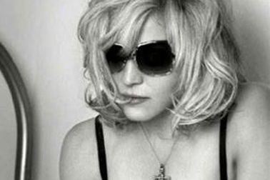 Madonna thiết kế kính mắt cho D&G