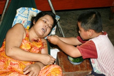 Nghẹn lòng trước cảnh con 5 tuổi chăm mẹ ung thư