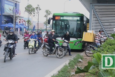 Xe máy ồ ạt tạt đầu buýt BRT, leo dải phân cách để sang đường