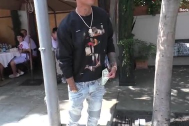 “Tù nhân gây sốt mạng” Jeremy Meeks xuất hiện trên đường phố