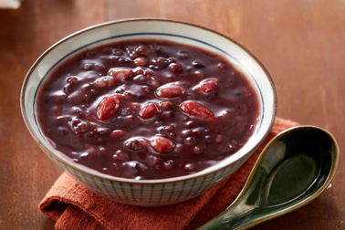 Giới trẻ rủ nhau ăn chè đậu đỏ để "thoát ế", liệu có hiệu quả?