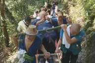 Du khách 130kg chi hơn 80 triệu đồng thuê 9 người khiêng lên núi ngắm cảnh