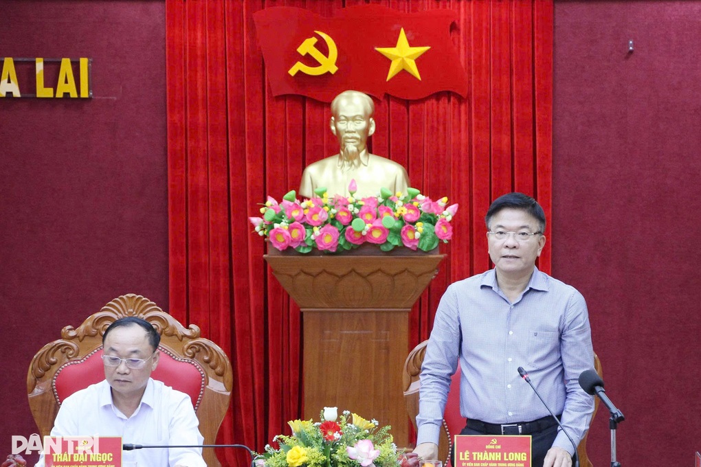 Phó Thủ tướng Lê Thành Long: Di dời dân để tránh việc thấp thỏm khi bão vào - 2 Phó Thủ tướng Lê Thành Long: Di dời dân để tránh việc thấp thỏm khi bão vào - 2