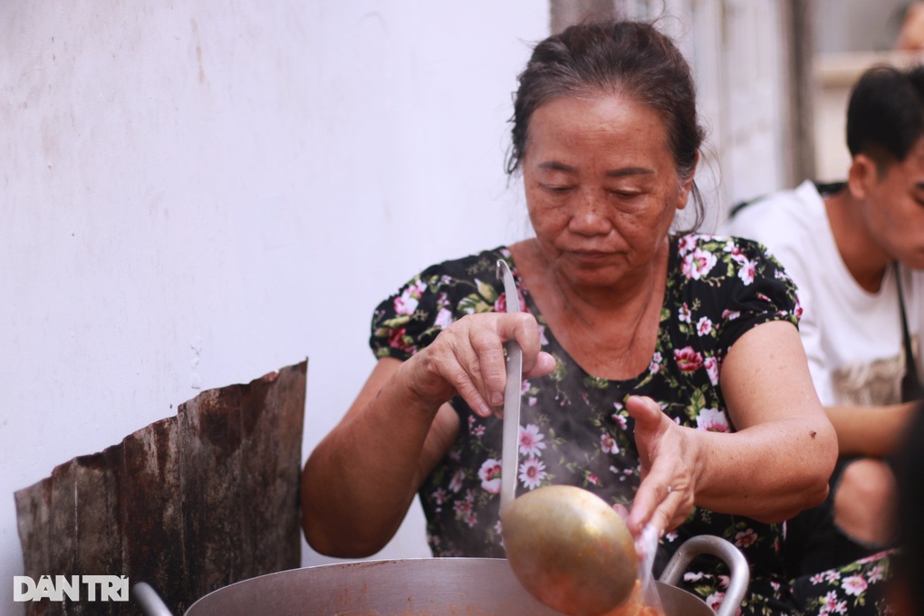 Quán bún riêu rẻ nhất TPHCM: 5.000 đồng cũng bán, chỉ một giờ hết vèo - 2