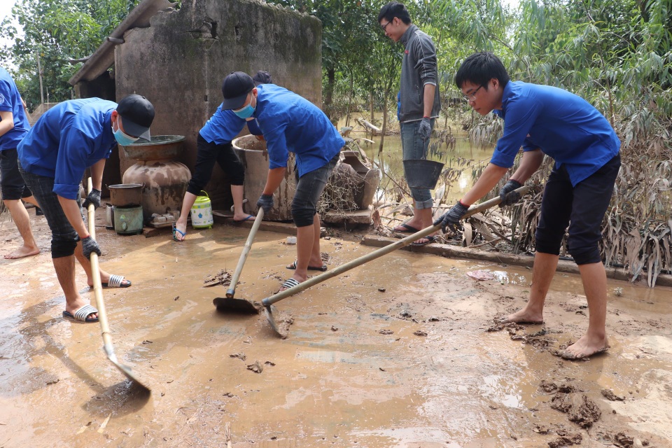 Nhiều bạn trẻ xung phong vào Hà Tĩnh giúp đồng bào khắc phục hậu quả lũ lụt - 3 Nhiều bạn trẻ xung phong vào Hà Tĩnh giúp đồng bào khắc phục hậu quả lũ lụt - 3