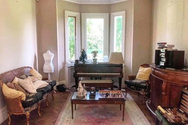 Bí ẩn căn biệt thự bỏ hoang nhiều năm, bên trong toàn hàng hiệu đắt đỏ