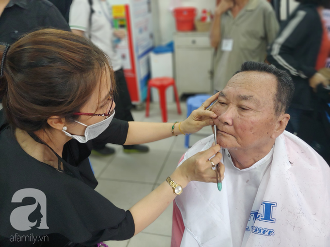 Buổi ca nhạc kỳ lạ ở Sài Gòn: Vừa hát vừa cắt tóc gội đầu, không bao giờ mong gặp lại khán giả - Ảnh 7. Buổi ca nhạc kỳ lạ ở Sài Gòn: Vừa hát vừa cắt tóc gội đầu, không bao giờ mong gặp lại khán giả - Ảnh 7.