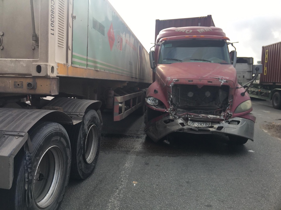 Xe container tông hàng loạt phương tiện đang dừng đèn đỏ - 1 Xe container tông hàng loạt phương tiện đang dừng đèn đỏ - 1