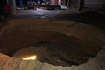 “Hố tử thần” sâu 3m bất ngờ xuất hiện trước nhà dân