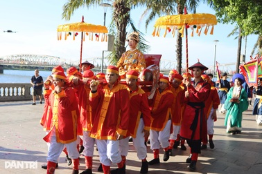 Tái hiện lễ rước hoàng hậu do… "đội mai táng" khiêng gây tranh cãi