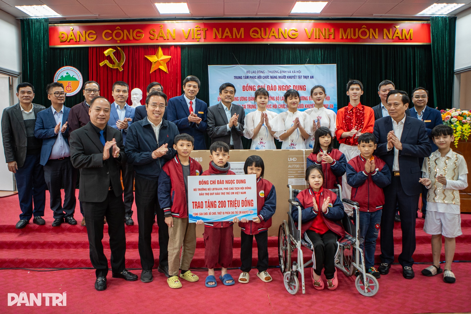 Đến với trẻ khuyết tật bằng tấm lòng người cha, người mẹ mới... trụ được - 13 Đến với trẻ khuyết tật bằng tấm lòng người cha, người mẹ mới... trụ được - 13