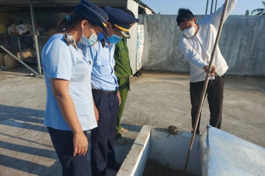 Nỗi khổ khi xăng tăng giá kỷ lục: Nơi bán nhỏ giọt, chỗ đóng cửa găm hàng