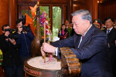 Tổng Bí thư Tô Lâm dâng hương tưởng niệm Chủ tịch Hồ Chí Minh