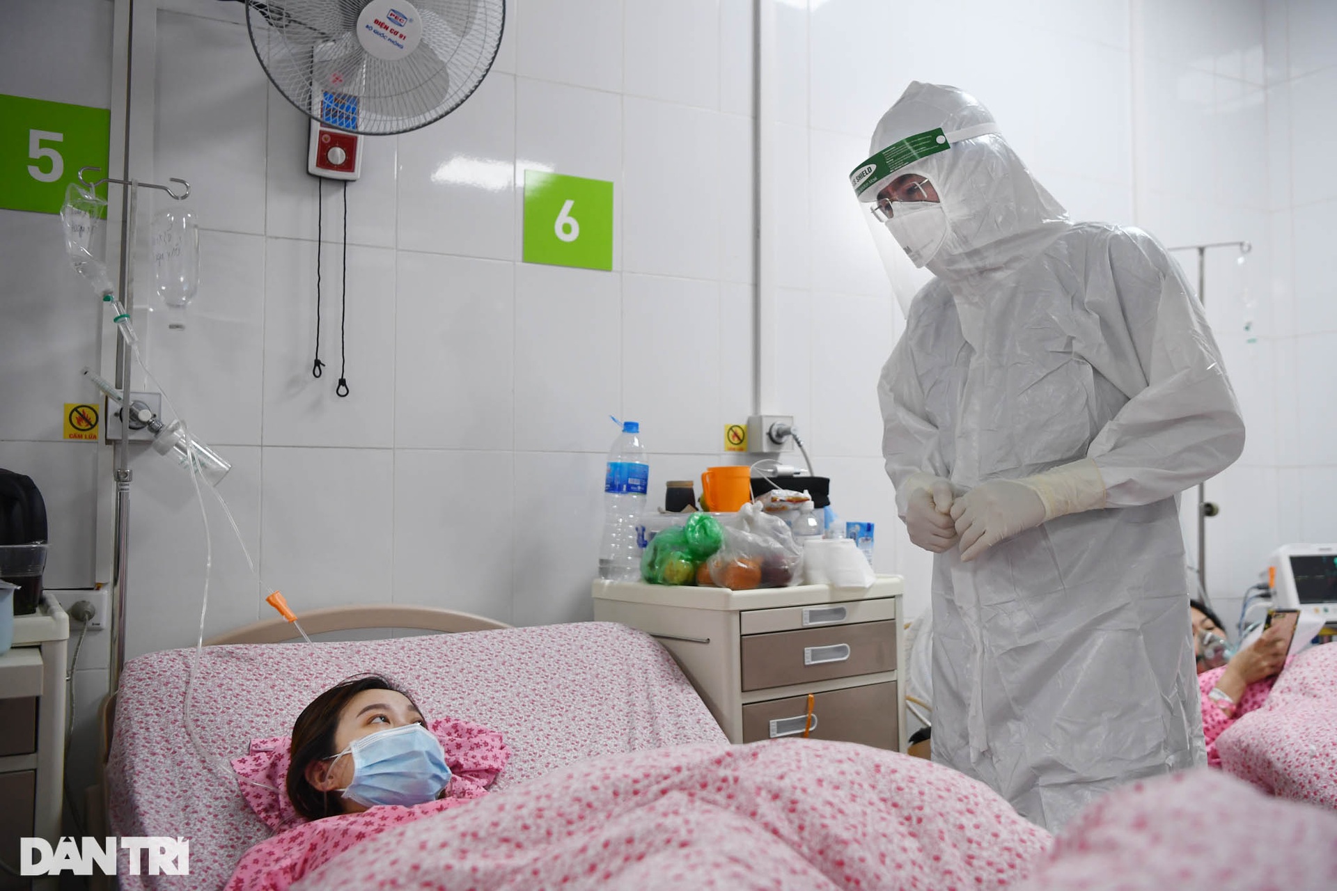 Khoảnh khắc sự sống nảy mầm giữa khu điều trị sản phụ F0 ở Hà Nội - 6 Khoảnh khắc sự sống nảy mầm giữa khu điều trị sản phụ F0 ở Hà Nội - 6