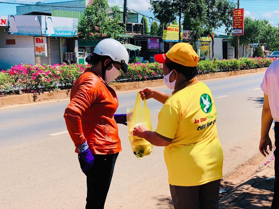 Hàng trăm suất cơm miễn phí giúp người dân khó khăn mùa dịch Covid-19 - 5 Hàng trăm suất cơm miễn phí giúp người dân khó khăn mùa dịch Covid-19 - 5