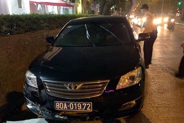 Hà Nội: Xe biển xanh gây tai nạn rồi bỏ chạy, tài xế cố thủ trên xe