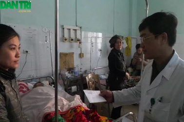 Trao quà cho bệnh nhân