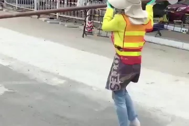 Clip cho thấy khả năng sáng tạo đầy ấn tượng của con người khi lao động