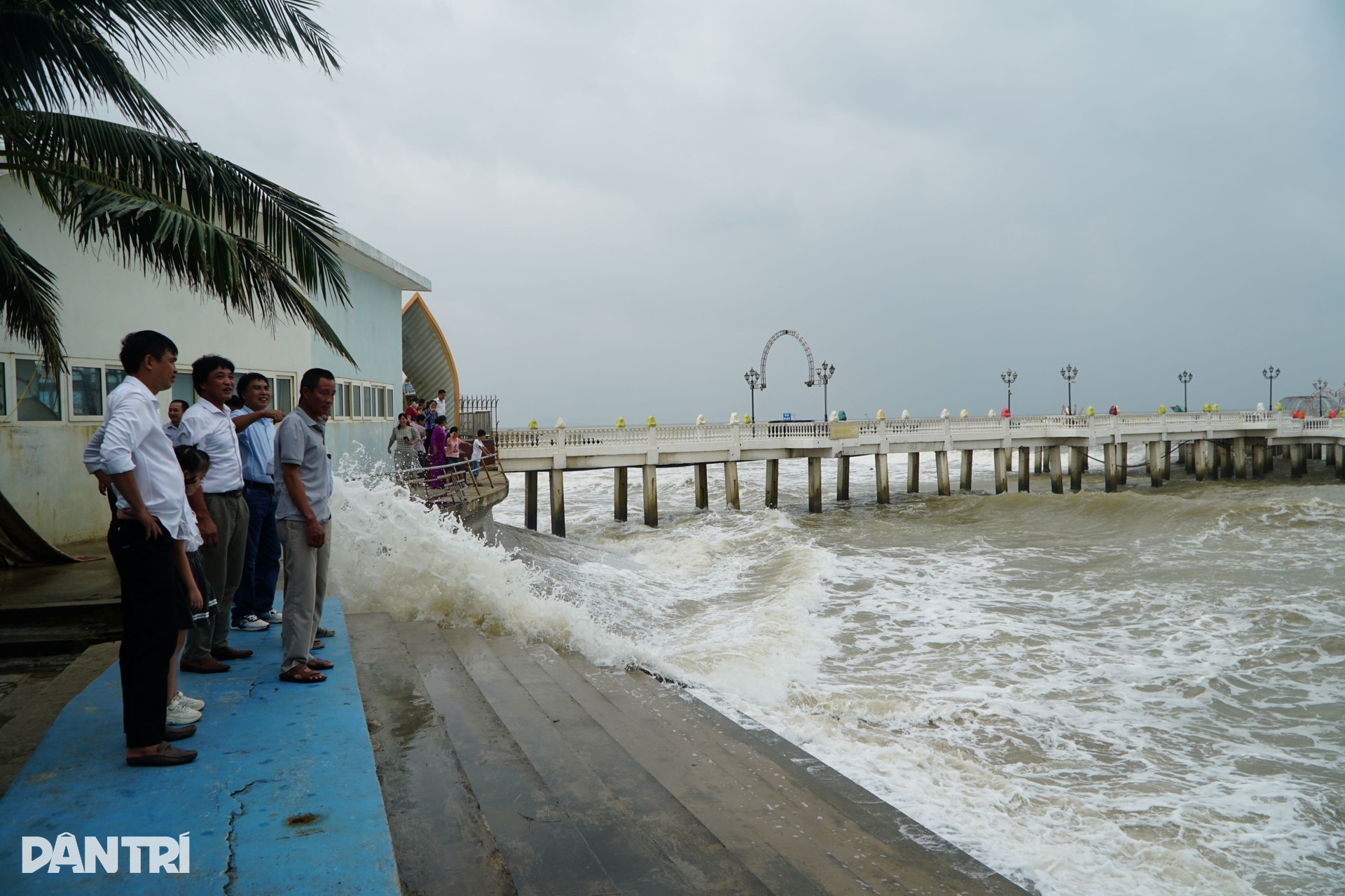 Người dân đứng xem sóng biển cao 2-3m trước giờ bão Bualoi đổ bộ - 4