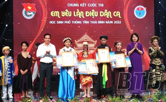 Trao giải ba cho các thí sinh