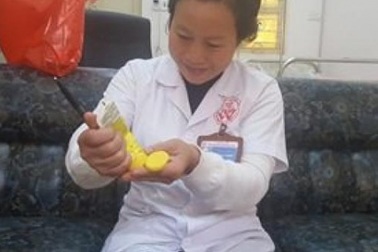 Nghiện rượu: Người đàn ông mù mắt vẫn trốn bác sĩ đi uống rượu