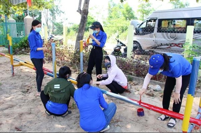 Đoàn Thanh niên xã Bình Thành (huyện Tây Sơn) sửa chữa, làm mới điểm vui chơi cho thiếu nhi tại trường Mầm non Bình Thành - điểm trường Phú Lạc. Ảnh: Chương Hiếu (BĐO)