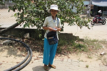 Mẹ bán vé số dạo nuôi 4 con vào đại học