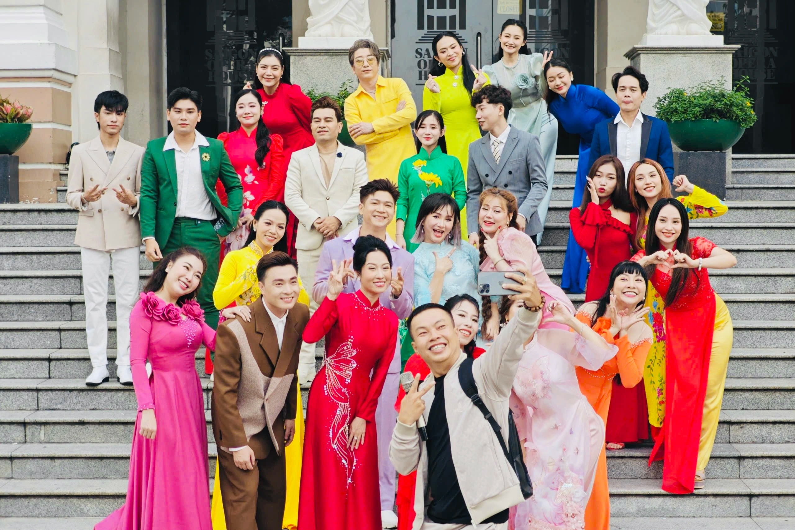 Musisi Hoai An mengundang 25 penyanyi untuk menyanyikan musik musim semi, difilmkan di banyak lokasi di Kota Ho Chi Minh - 1 Nhạc sĩ Hoài An mời 25 ca sĩ hát nhạc xuân, ghi hình ở nhiều địa danh TPHCM - 1