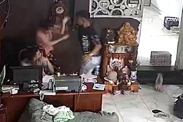 Chủ cửa hàng quần áo bị đánh đập, ném bom xăng vào nhà