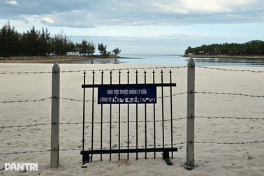 Tháo dỡ hàng rào kẽm gai trên biển Nha Trang