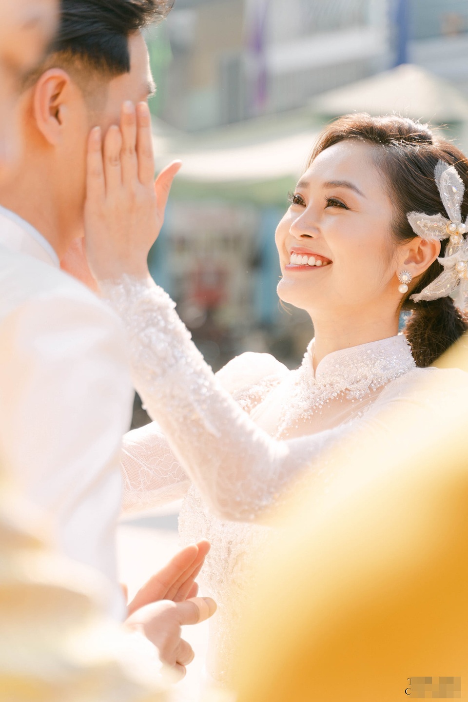 Diễn viên Hiếu Su hôn MC Thùy Linh đắm đuối trong lễ ăn hỏi - 3 Diễn viên Hiếu Su hôn MC Thùy Linh đắm đuối trong lễ ăn hỏi - 3