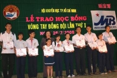 Ấm áp “Vòng tay đồng đội” 