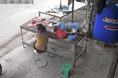 Một vụ tai nạn vì vội đi mua thịt lợn?