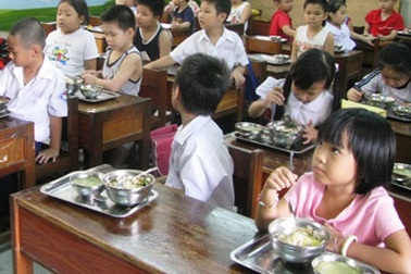 Xén bớt canh, thịt của HS tiểu học: Nhiều người biết nhưng không dám nói