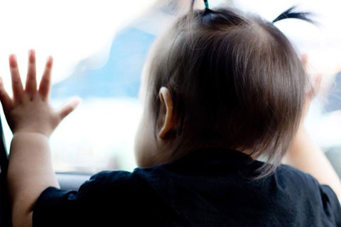 Làm thế nào để không “bỏ quên” trẻ con trên xe?