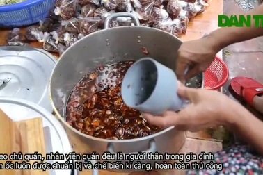 Quán ốc hút tồn tại gần 3 thập kỷ bên rìa phố Hội, ngày bán hơn nửa tấn