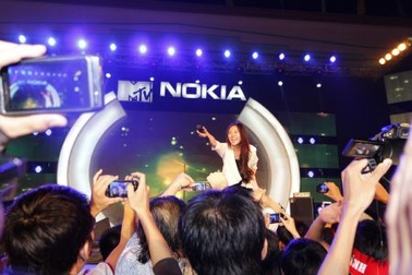 Văn Mai Hương biến thành "quà tặng" tại Thần tượng đột kích