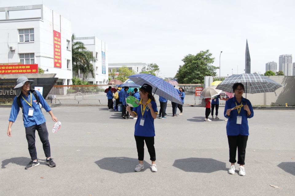 Hà Nội: Thanh niên tình nguyện đội nắng tiếp sức thí sinh thi vào lớp 10 - 11 Hà Nội: Thanh niên tình nguyện đội nắng tiếp sức thí sinh thi vào lớp 10 - 11